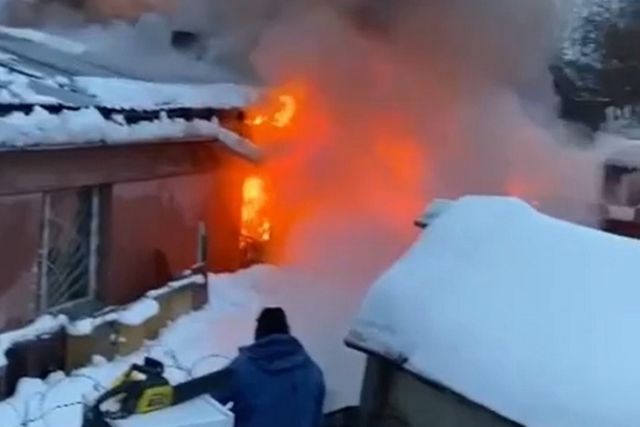 В Новосибирске сгорел частный дом из-за неисправного гидранта