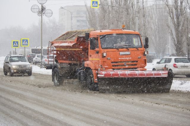 В Липецке последствия снегопада устраняют более 200 коммунальщиков