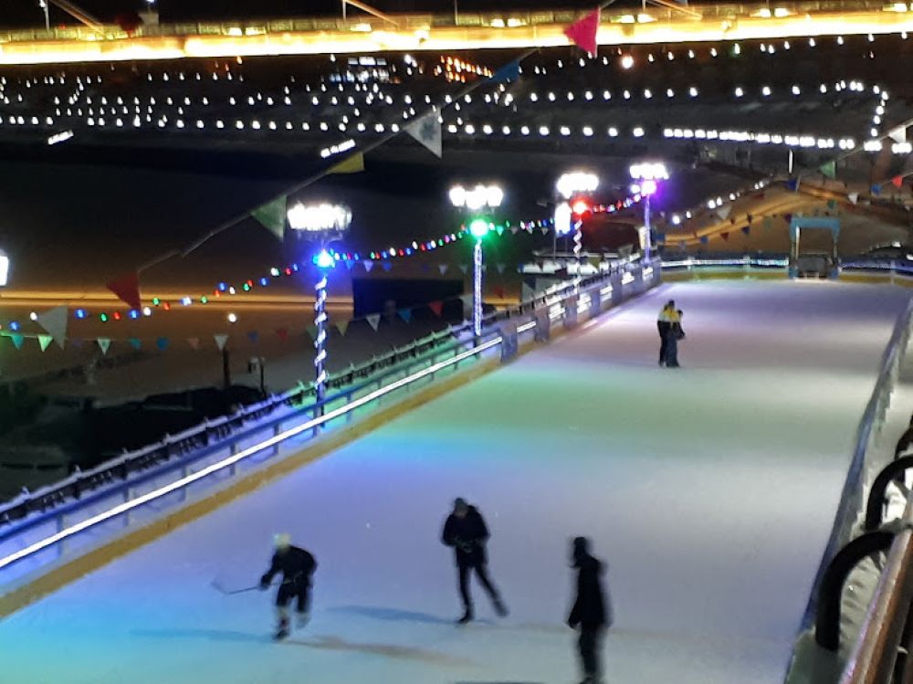 Каток на набережной в Тюмени, 2021.