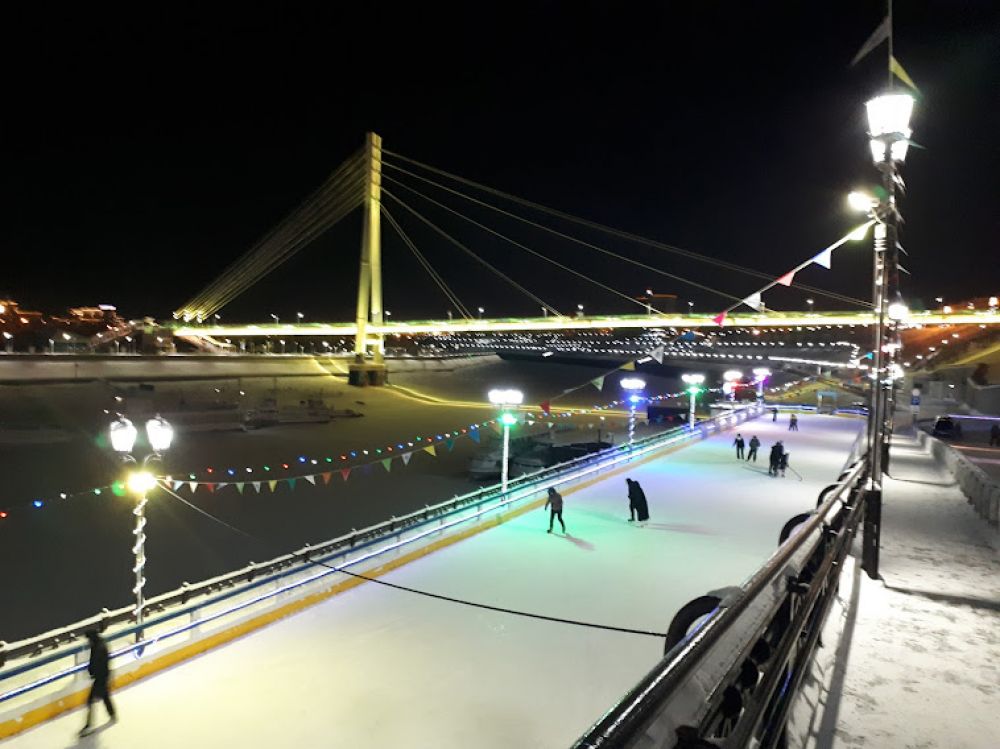 Каток на набережной в Тюмени, 2021.
