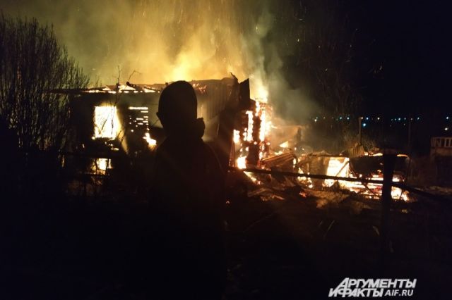 Одноэтажный дом загорелся в Севастополе 25 декабря