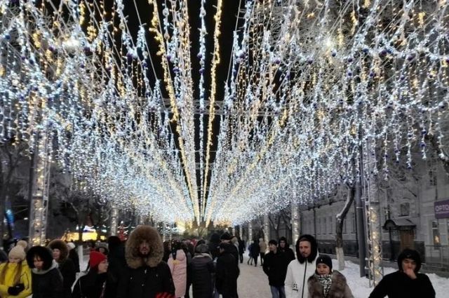 Новогодние ёлки открылись в Оренбурге и Орске