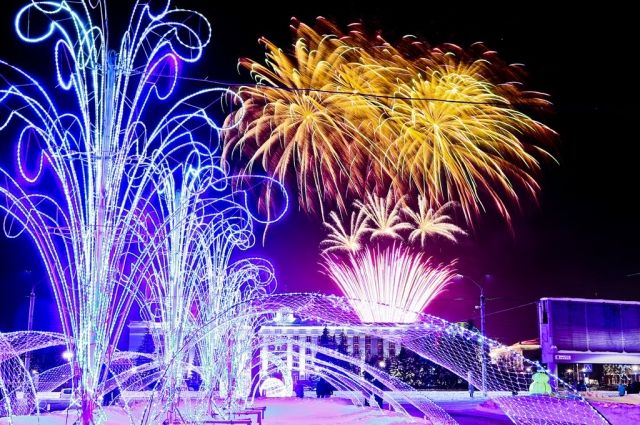 В Барнауле достроили новогодний городок на площади Сахарова