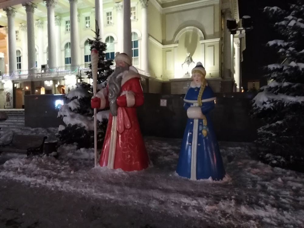 Площадь 400-летия Тюмени. Дед Мороз и Снегурочка возле драмтеатра.