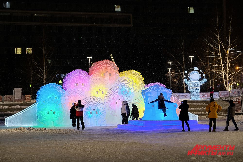 Ледовый парк «Новогодье» на эспланаде в Перми.