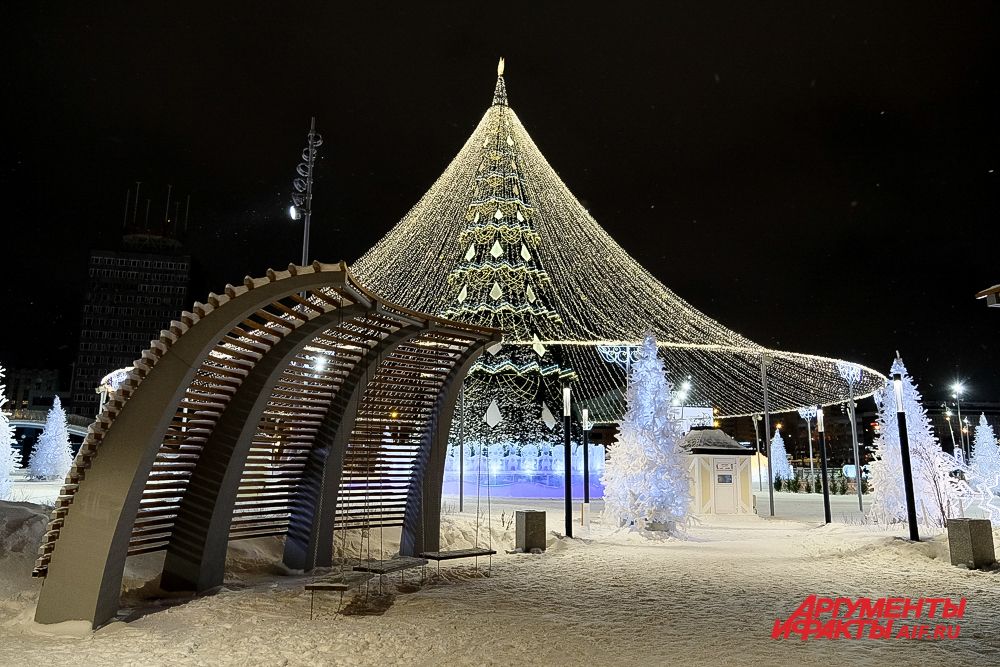 Ледовый парк «Новогодье» на эспланаде в Перми.