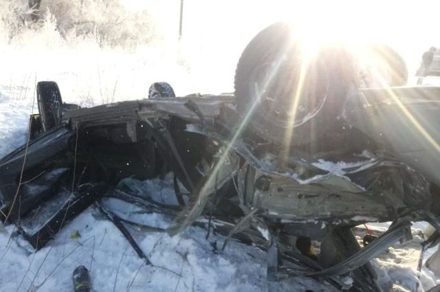 Слетели в кювет: на трассе Оренбург-Самара в ДТП погиб молодой мужчина и трое пострадали.