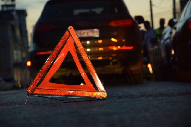 В Брянске злостный нарушитель на Mazda CX-4 столкнулся с BMW 523