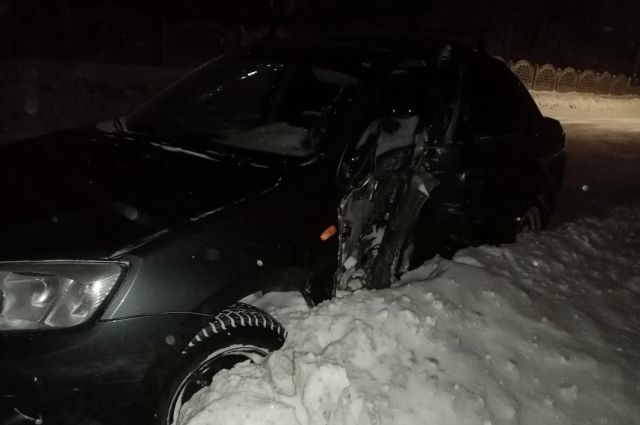 Пьяный водитель «Лады» врезался в ограждение в Ижевске