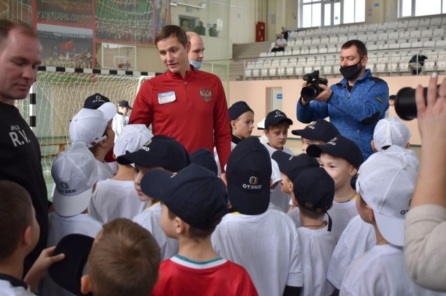 В футбол юные темрючане играли на одном поле с одним из лучших игроков в истории сборной России Романом Павлюченко.
