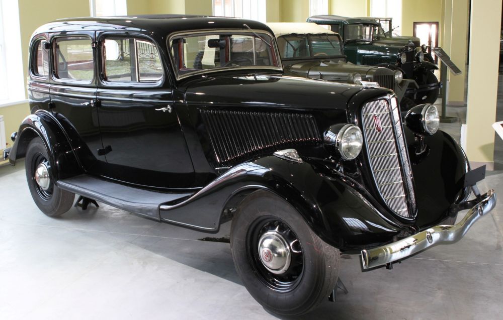 ГАЗ М-1 — советский легковой автомобиль, серийно производившийся на Горьковском автомобильном заводе с 1936 по 1942 год. Представляет собой второе поколение легковых машин ГАЗ, является «преемником» модели ГАЗ-А. Всего было изготовлено 62 888 экземпляров