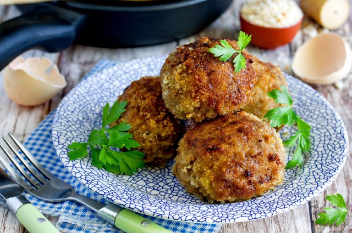 Готовим куриные котлеты. Вкусно и недорого празднуем Новый год | АиФ Карелия