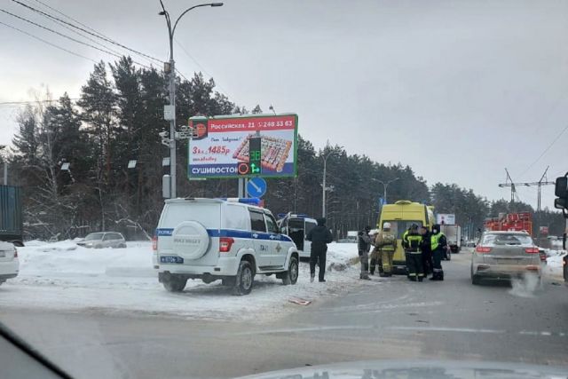 В Новосибирске автомобиль полиции столкнулся с грузовиком