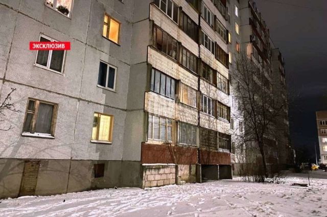 Подросток выпал из окна третьего этажа в Пскове