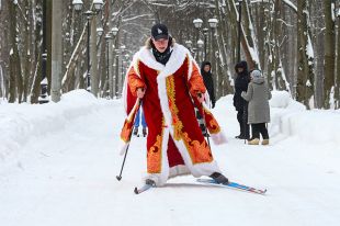 В каких только нарядах не встают на лыжи. На новогодних стартах можно встретить и Деда Мороза, и Санта-Клауса.