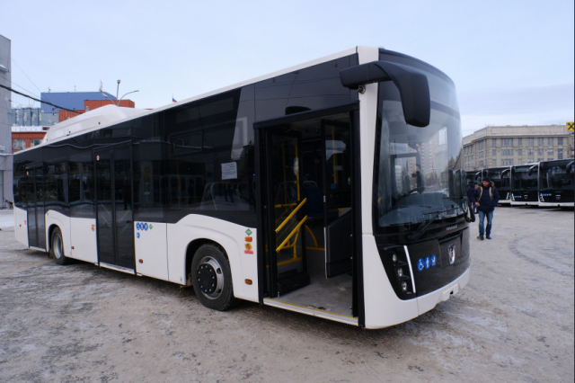 В Новосибирске губернатор передал 20 новых автобусов ПАТП-4