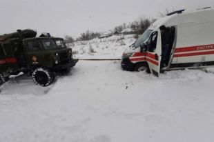 В Николаевской области машина «скорой» попала в снежную ловушку.