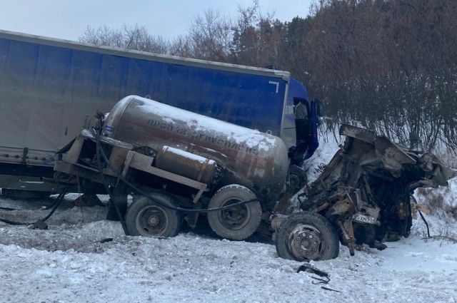 На трассе «Омск-Тюмень» столкнулись два грузовика