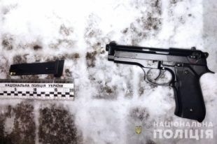 Из-за абонемента на катке: в Запорожье мужчина угрожал пистолетом.