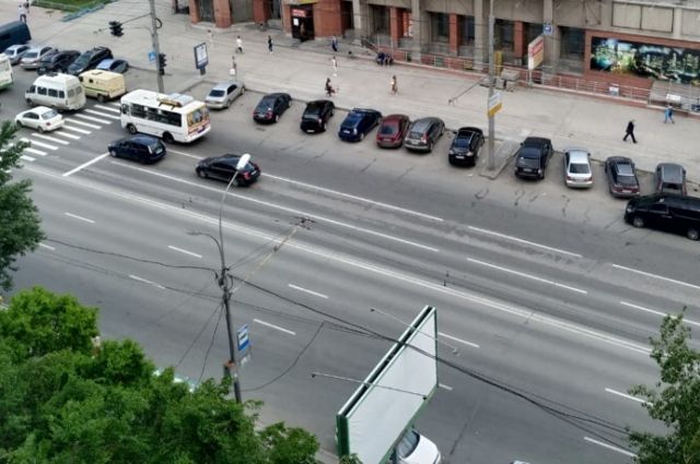 В Новосибирске начали массово эвакуировать машины на Вокзальной магистрали