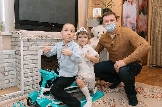 Антон Немкин подарил Ване снегокат, о котором мальчик мечтал.
