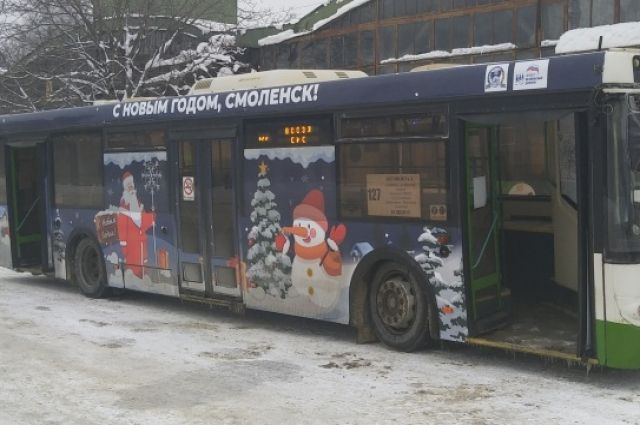 «Новогодний» автобус стал ездить по улицам Смоленска
