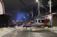 В Киевской области «скорая» врезалась в электроопору: движение перекрыто 
