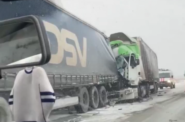 Столкновение двух грузовиков произошло на трассе в Новосибирской области