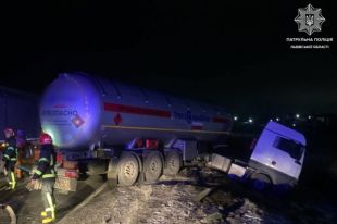 Под Львовом нетрезвый водитель протаранил грузовик с пропаном