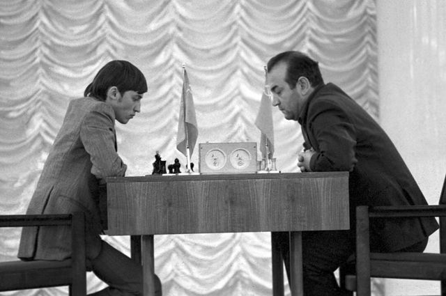 Первенство мира по шахматам 1974 года. Финальный матч претендентов Виктора Корчного и Анатолия Карповf (слева).