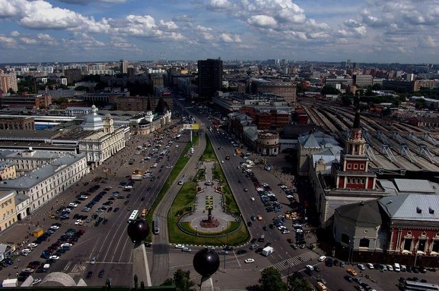 Москва. Площадь Трёх вокзалов. Направо – Казанский. Тут началась эта история. Фото автора 2005 года.