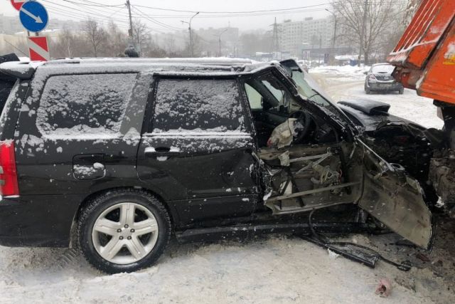 В Новосибирске водитель «Субару» разбил голову, врезавшись в КАМАЗ