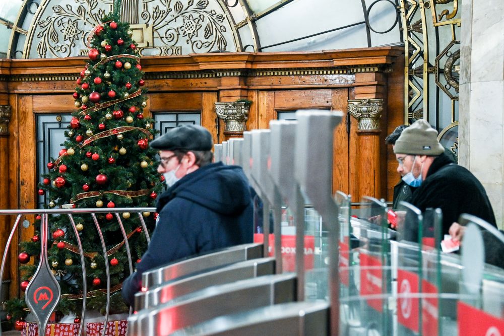 Новогодняя ёлка в вестибюле станции «Краснопресненская» Московского метрополитена