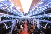Пассажиры в вагоне Новогоднего поезда московского метро «Ёж-3», который вышел в преддверии Нового года на Таганско-Краснопресненскую линию