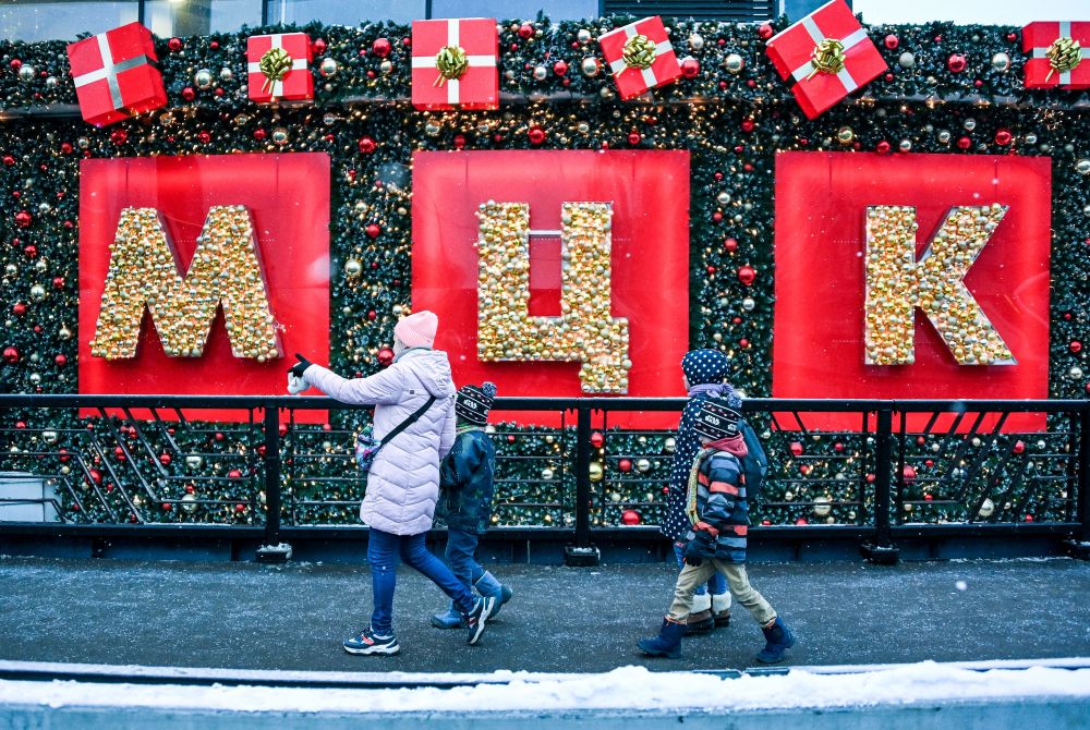 Уличное украшение к Новому году на одной из станций МЦК в Москве