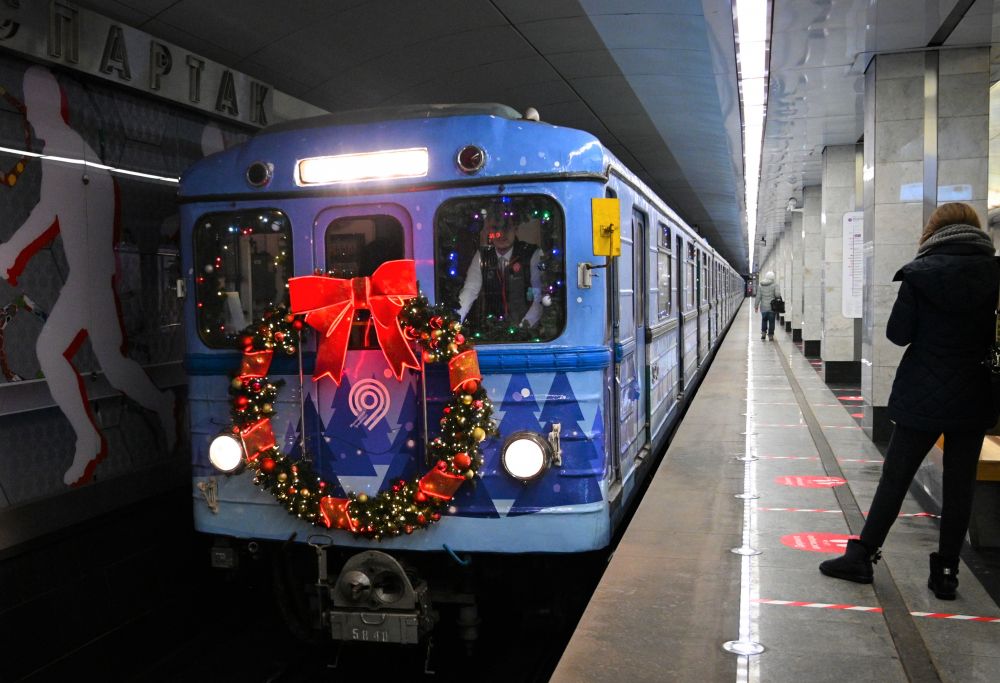 Новогодний поезд московского метро «Ёж-3», который вышел в преддверии Нового года на Таганско-Краснопресненскую линию
