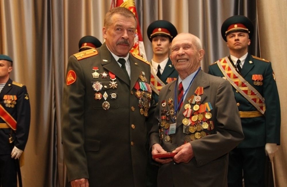 С ветераном.