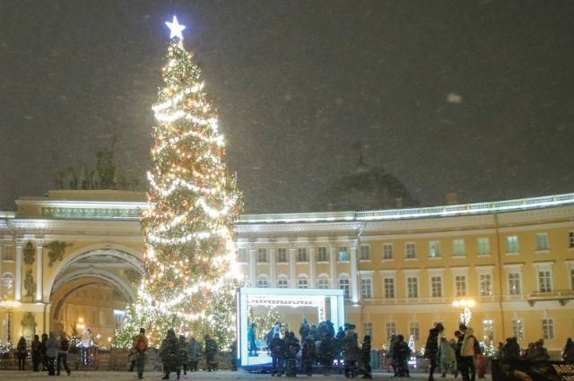 Новогодняя ёлка на Дворцовой площади в Санкт-Петербурге