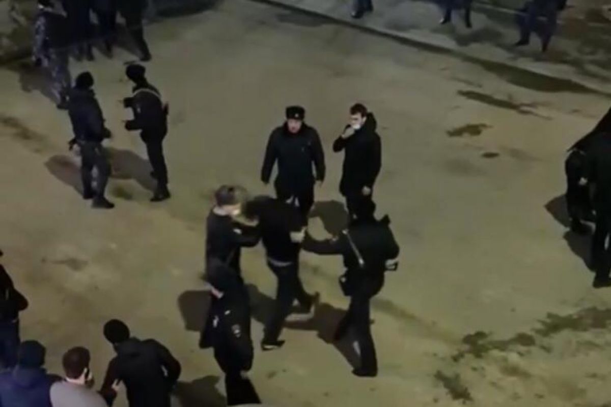 Кипишь произошел. И драки с полицией в Махачкале Дагестан. Даки Махачкала.