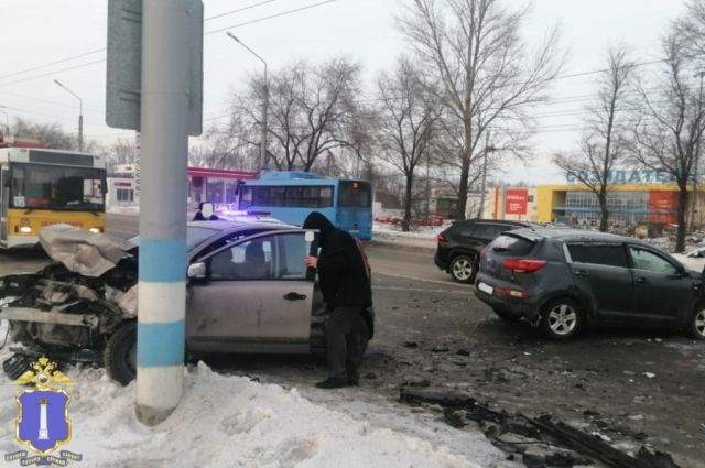 В ДТП на проспекте Созидателей в Ульяновске пострадала женщина-водитель