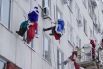 Шесть альпинистов, облачившись в костюмы Дедов Морозов, спустились с крыши и через окна поздравили детей с приближающимся праздником. А Дед Мороз-пожарный и Снегурочка смогли подняться к окнам палат с помощью коленчатого подъемника. Они пожелали малышам счастья и самого главного – здоровья.