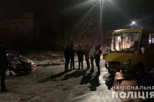Во Львовской области водитель въехал в автобус, есть пострадавшие