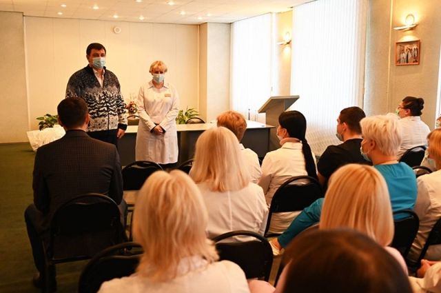 Игорь Ляхов поздравил смоленских медиков с новогодними праздниками