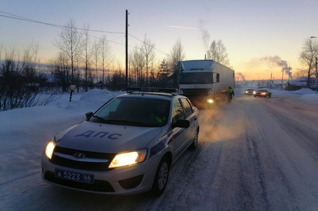 Свердловские полицейские помогли дальнобойщику, попавшему в беду на дороге