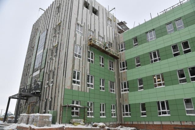 Радаев проконтролировал строительство новой поликлиники в Юбилейном
