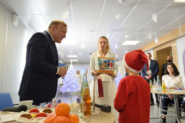 Мурат Кумпилов вручил подарки детям – участникам акции «Ёлка желаний»
