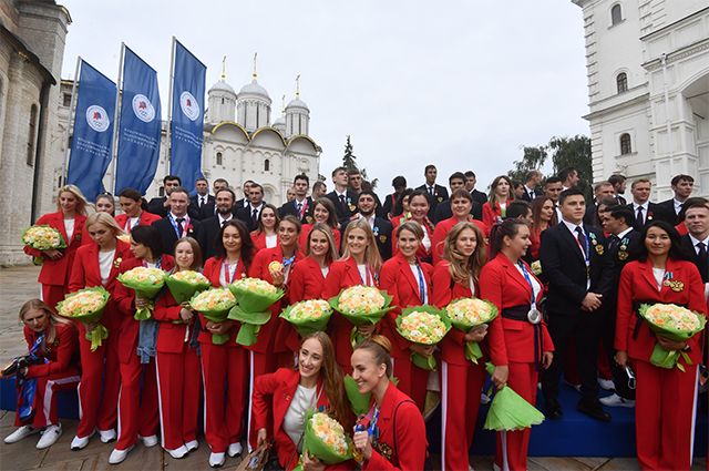 Российские спортсмены — победители и призеры XXXII летних Олимпийских игр в Токио во время общего фотографирования на Соборной площади на церемонии вручения ключей от автомобилей.