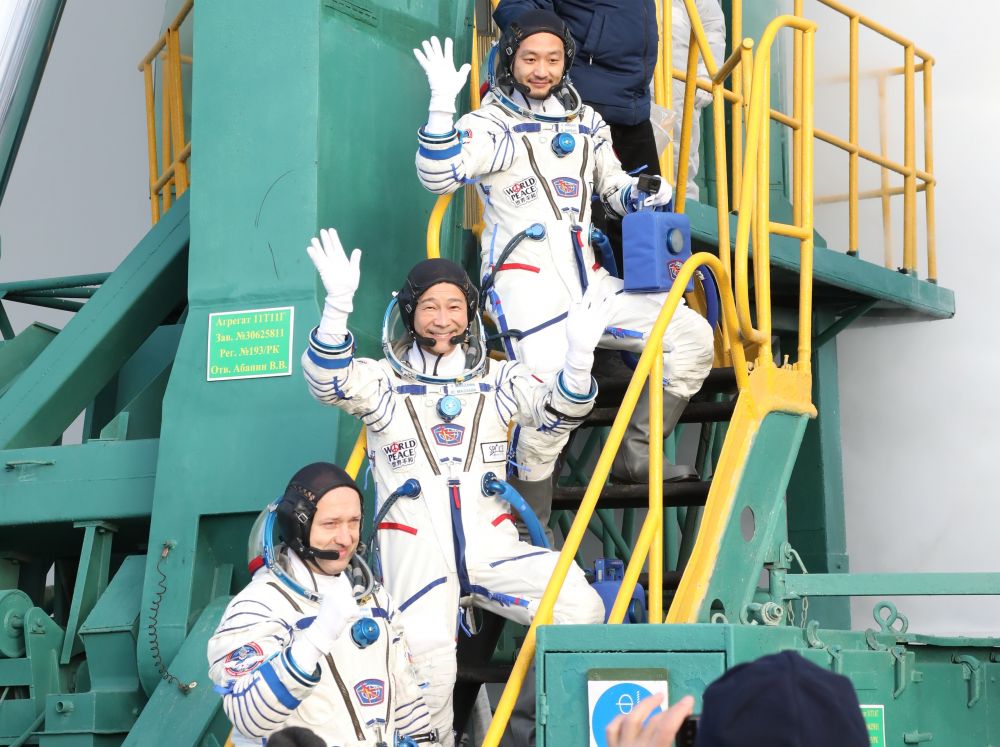8 декабря 2021 состоялся запуск корабля «Союз МС-20» с космическими туристами из Японии. Туристы провели на орбите 12 суток. На фотографии: член основного экипажа 20-й экспедиции на МКС космонавт Роскосмоса Александр Мисуркин (на первом плане), японский космический турист Юсаку Маэдзава (на втором плане) и Йозо Хирано (на третьем плане) перед запуском ракеты-носителя «Союз-2.1а» с транспортным пилотируемым кораблем «Союз МС-20» со стартовой площадки космодрома Байконур