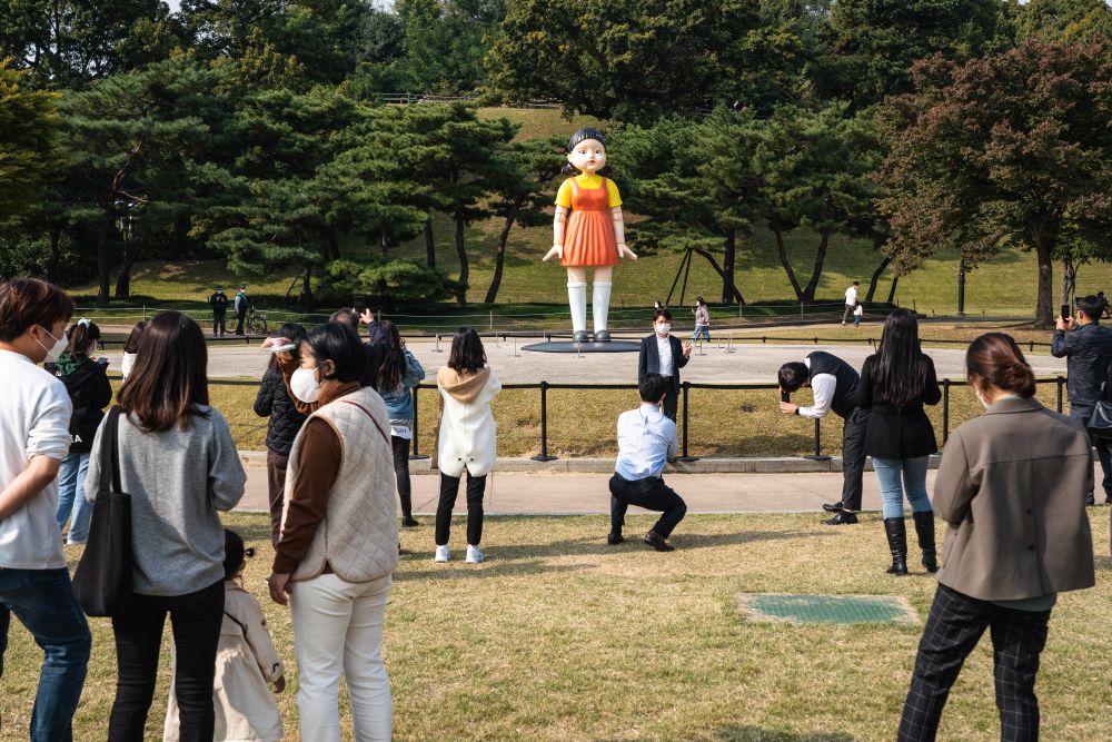 27 сентября 2021 года южнокорейский сериал «Игра в кальмара» занял первое место в топе Netflix. Это первый раз, когда корейский проект достиг такого результата на стриминговой платформе. На фотографии: в Олимпийском парке Сеула установили куклу Янгхи из сериала «Игра в кальмара»