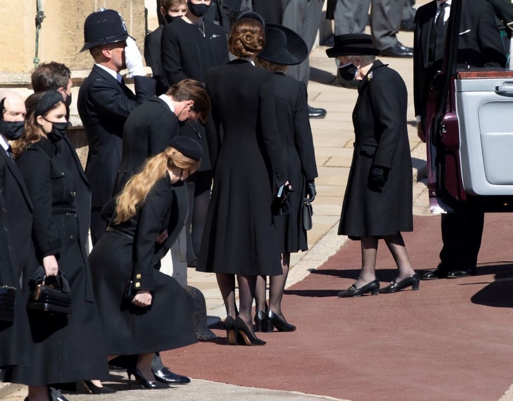 17 апреля 2021 года прошли похороны мужа королевы Елизаветы II, принца Филиппа, герцога Эдинбургского. Он скончался 9 апреля в возрасте 99 лет. На фотографии: королева Великобритании Елизавета II прибыла в Виндзорский дворец на похороны герцога Эдинбургского Филипа